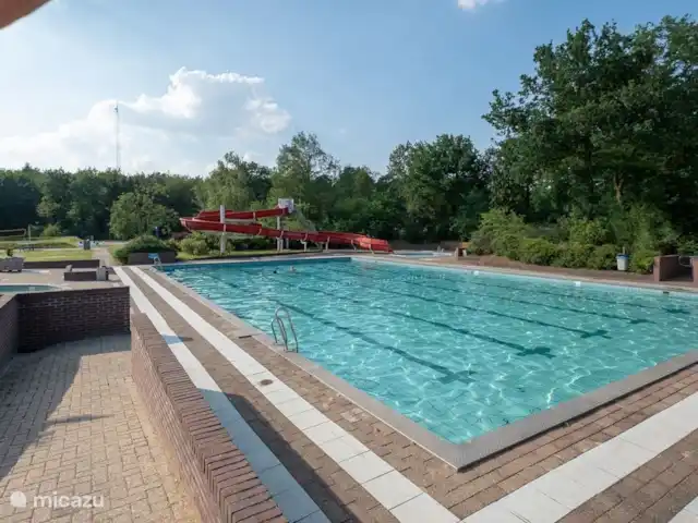 Location de Vacances Pays-Bas, Drenthe, Wezuperbrug, bungalow - Bungalow boisé Drenthe plusieurs grandes piscines extérieures, avec de grands toboggans pour beaucoup de plaisir aquatique. il y a aussi une pataugeoire pour les tout petits.