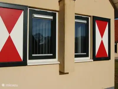 schöne bemalte Fensterläden