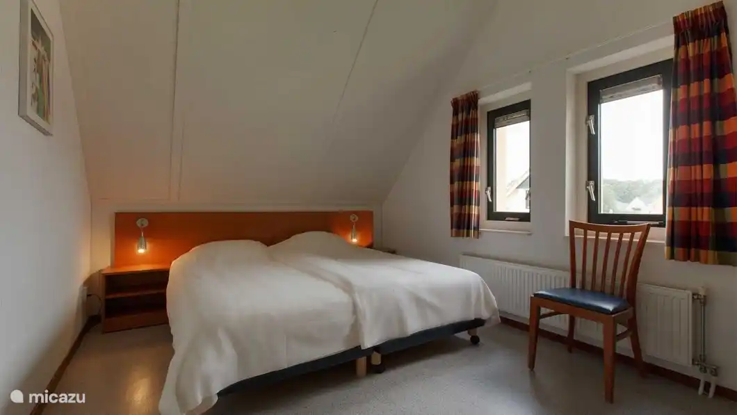 sehr geräumiges Schlafzimmer mit zwei getrennten Betten