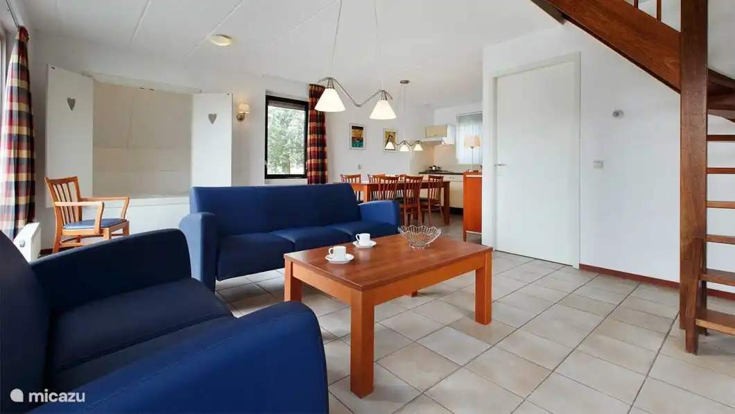 geräumiges Wohnzimmer mit offener Küche