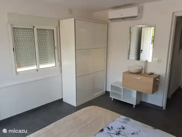 Corte Del Sol 2 huren in Spanje, Costa Blanca, Torrevieja - vakantiehuis  Een ruime kleerkast en lavabo maken van deze kamer een topper