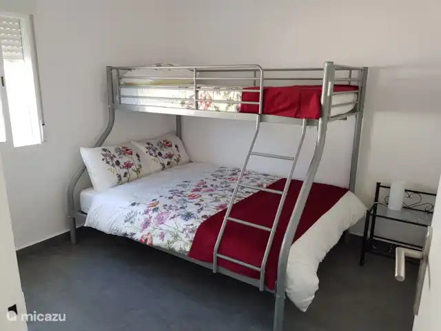 Corte Del Sol 2 huren in Spanje, Costa Blanca, Torrevieja - vakantiehuis De tweede slaapkamer met ingebouwde kast. Een tweepersoonsbed en een eenpersoons stapelbed.