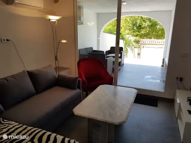Corte Del Sol 2 huren in Spanje, Costa Blanca, Torrevieja - vakantiehuis Aangename woonkamer met directe toegang tot het overdekte terras.