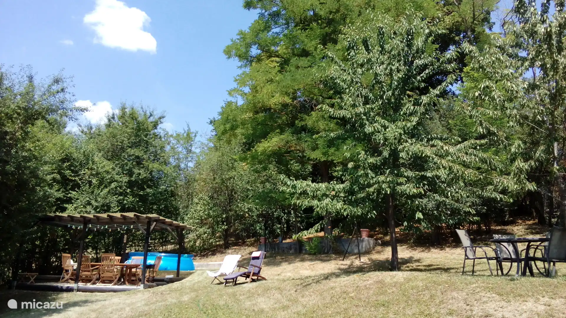 Hinterhof mit verschiedenen (überdachten Sitzbereichen) über dem Boden, Pool, Sonne oder Schatten.