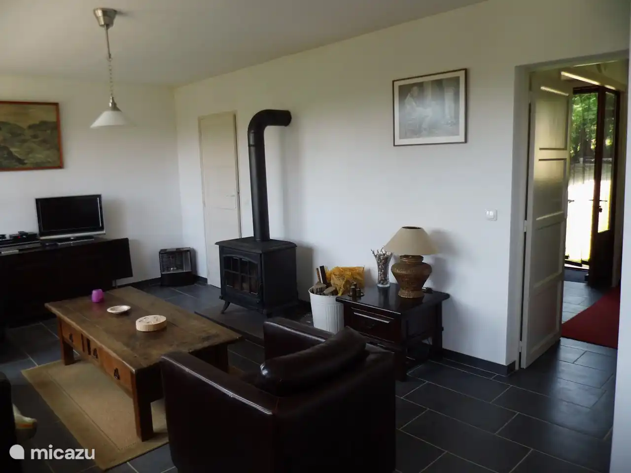 gemütliches Wohnzimmer mit Aussicht und Tür zur Küche