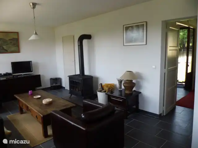 La Collin | France, Allier, Château-sur-Allier - maison de vacances salon confortable avec vue et porte donnant sur la cuisine