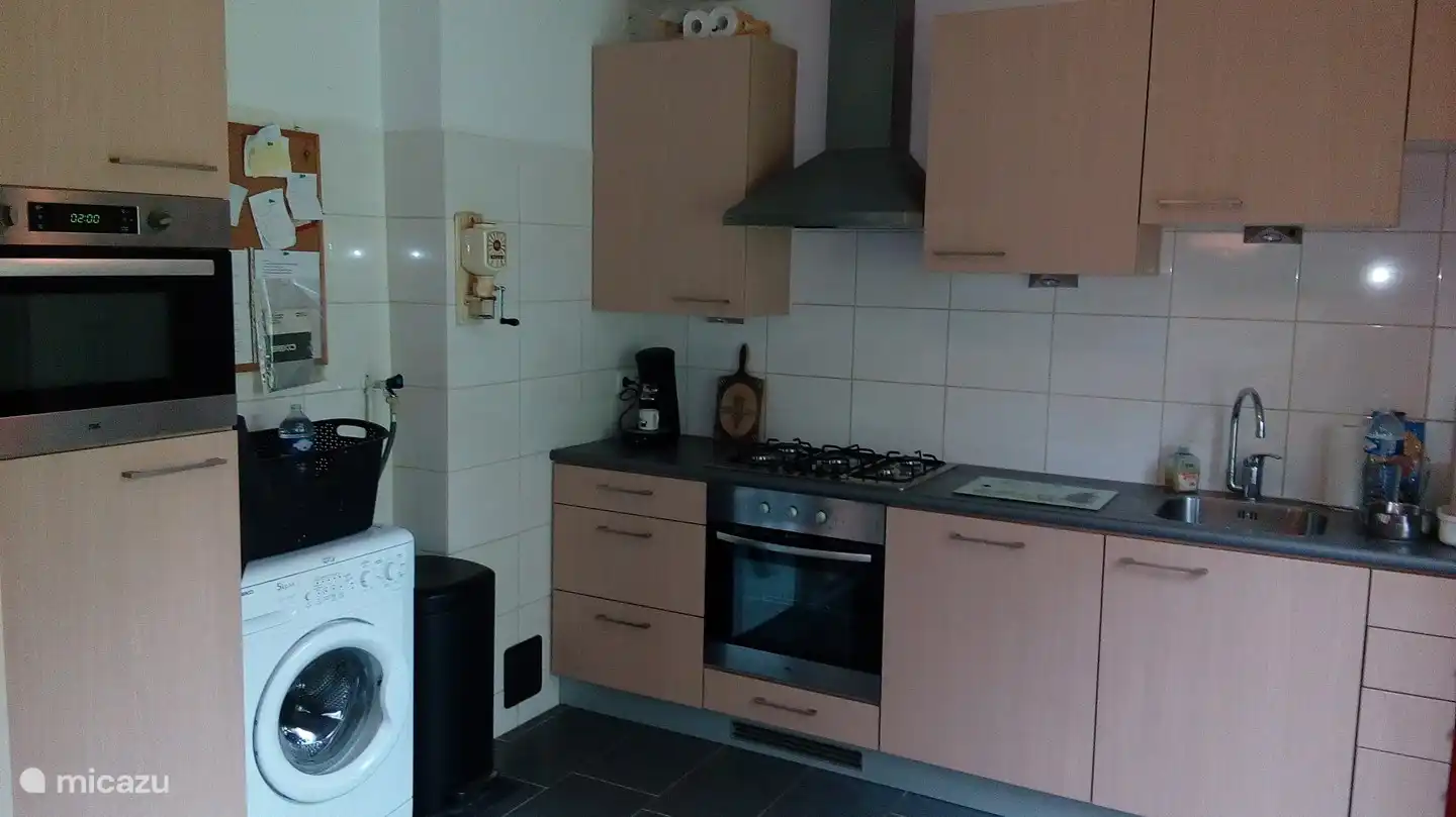 Küche mit diversen Geräten