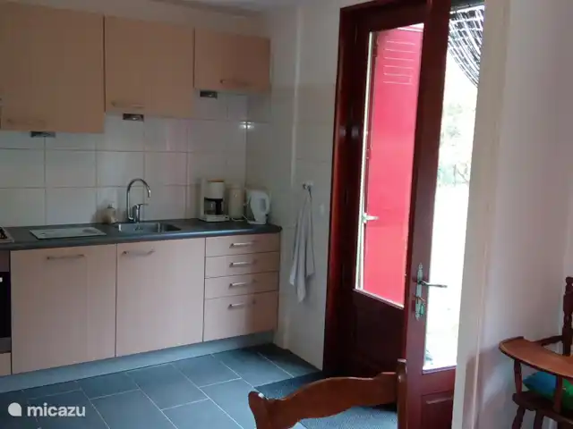 La Collin | France, Allier, Château-sur-Allier - maison de vacances cuisine avec divers électroménagers et porte jardin