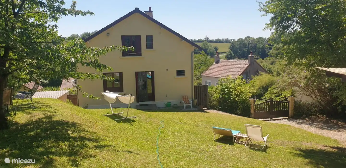 schöne Aussicht in den Garten und verschiedene Sitzbereiche