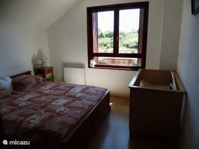 La Collin | France, Allier, Château-sur-Allier - maison de vacances chambre 1 avec lits réglables électriquement et lit bébé.