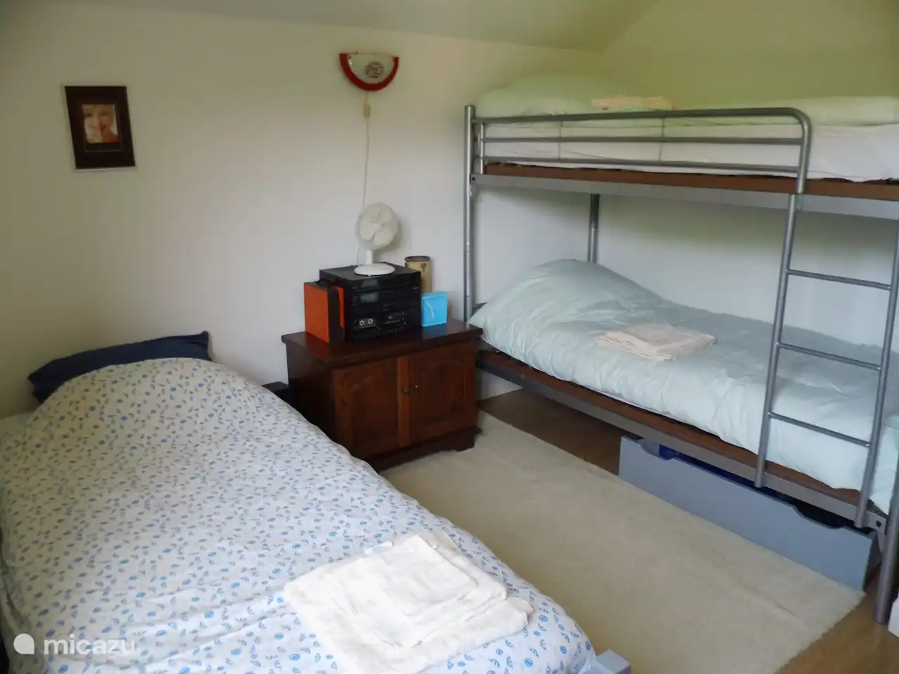 Kinderzimmer 3 mit 1 Personenbett und Etagenbett und Hängeschrank