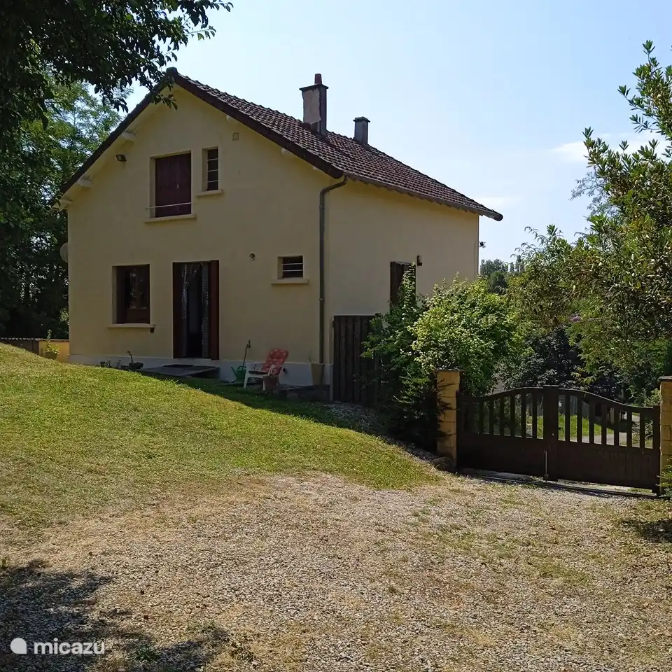 Auf der Rückseite des Ferienhauses befindet sich eine Einfahrt und ein geräumiger Parkplatz