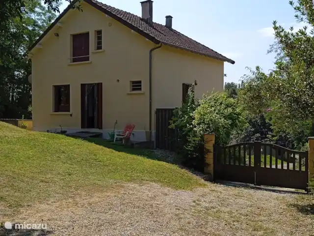 La Collin | France, Allier, Château-sur-Allier - maison de vacances Allée arrière de la maison de vacances et espace de stationnement spacieux