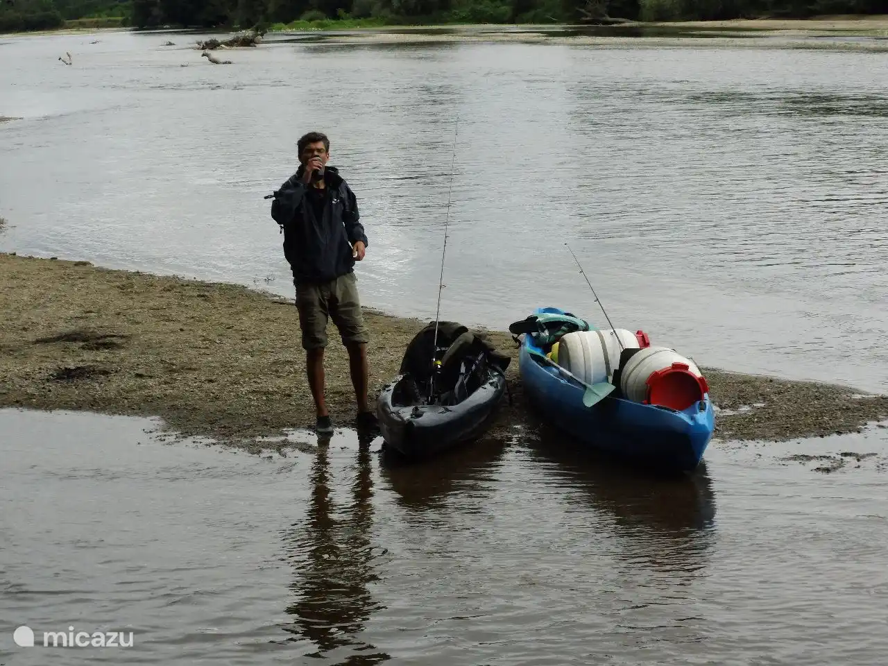 Kanufischen auf dem Fluss