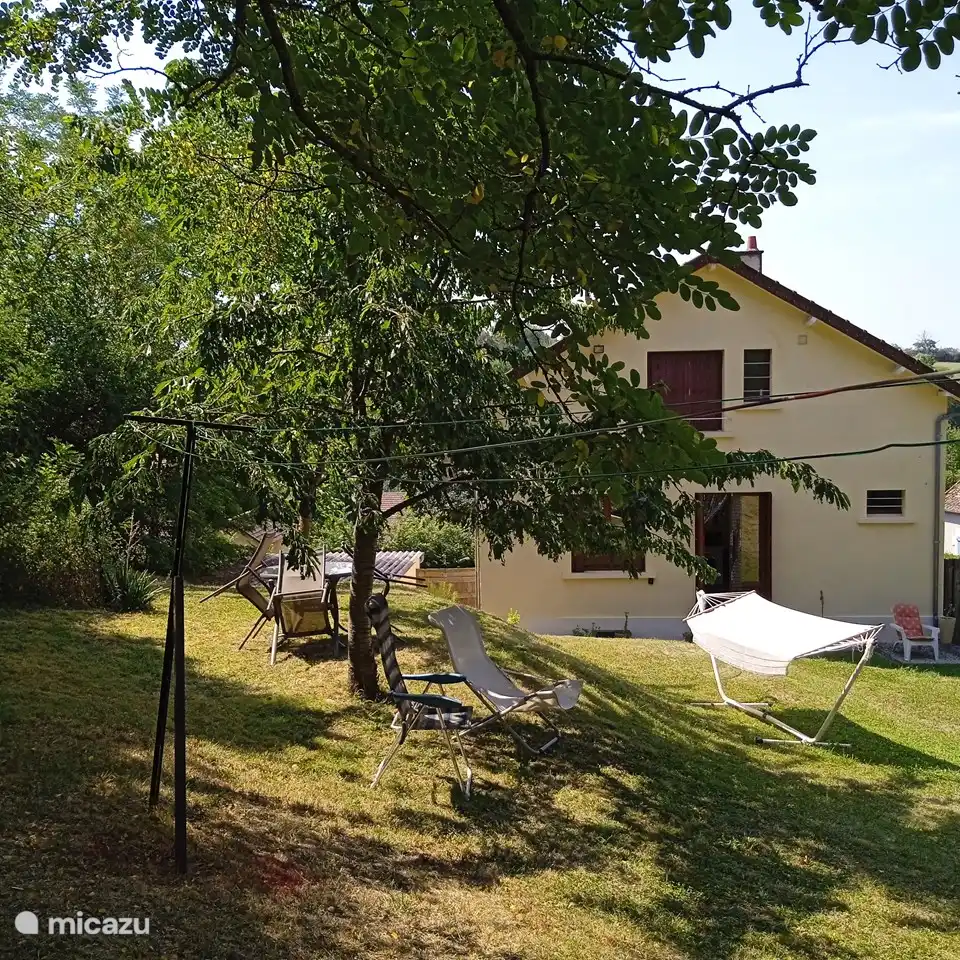 schöner Sitz in der Sonne oder im Schatten mit schöner Aussicht
