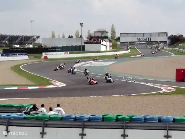 die Motorräder auf der Rennstrecke