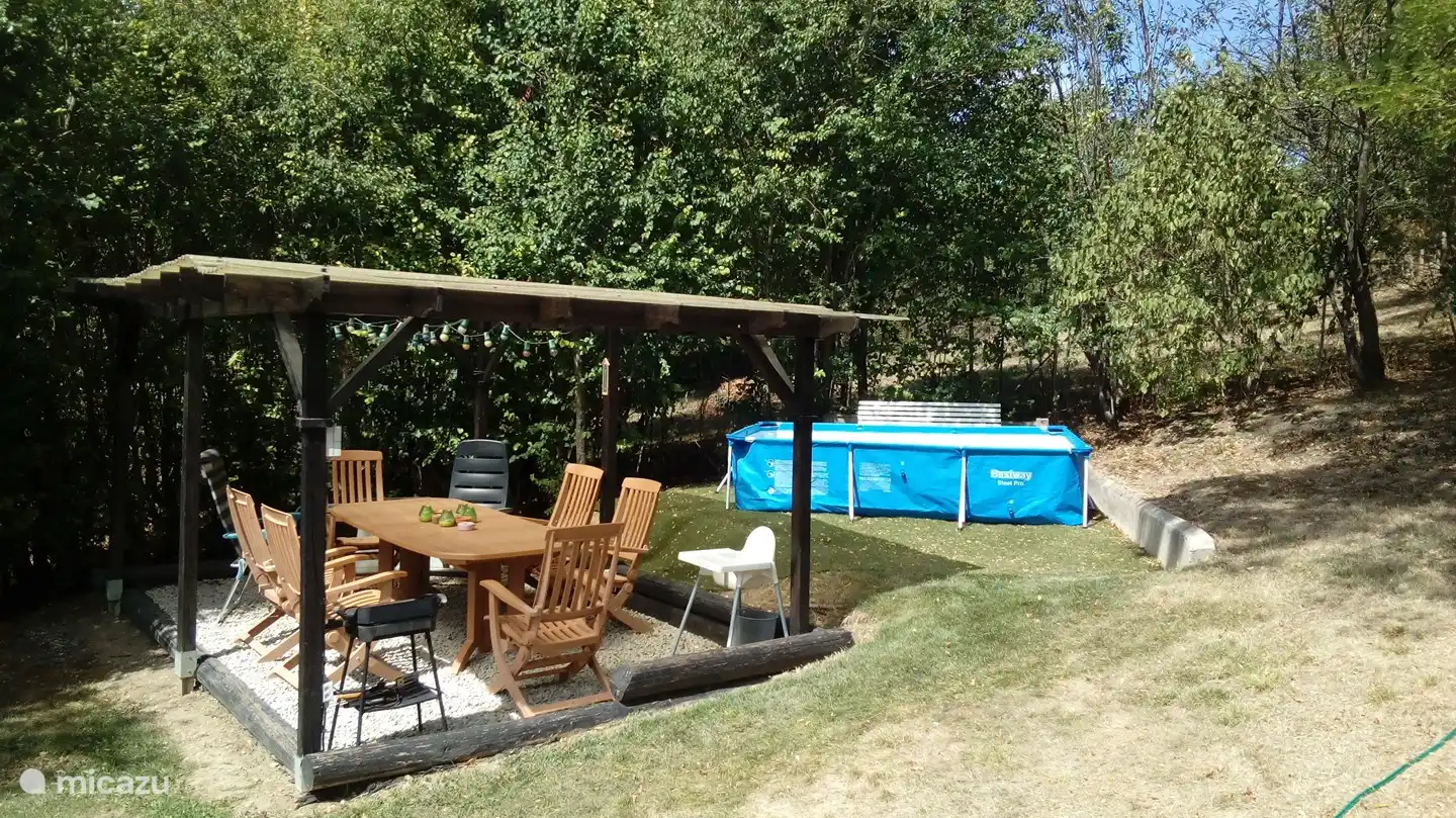 Überdachter Sitzbereich mit Kinderbecken