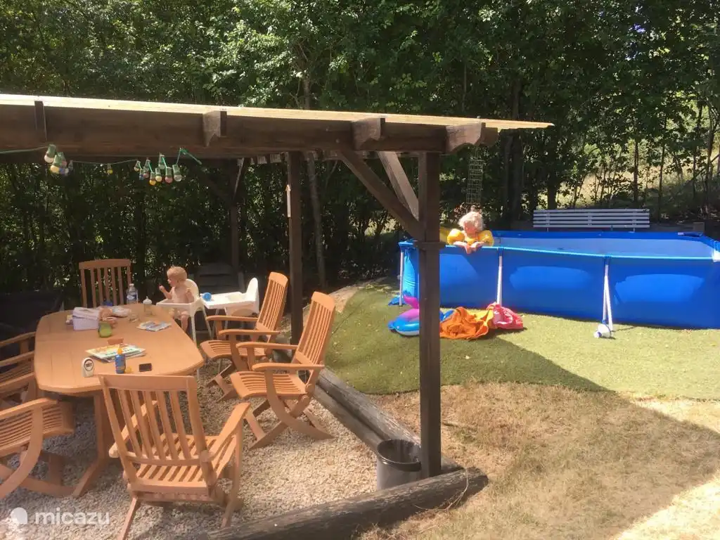 Kinderbecken und Sitzgelegenheiten im Innenbereich