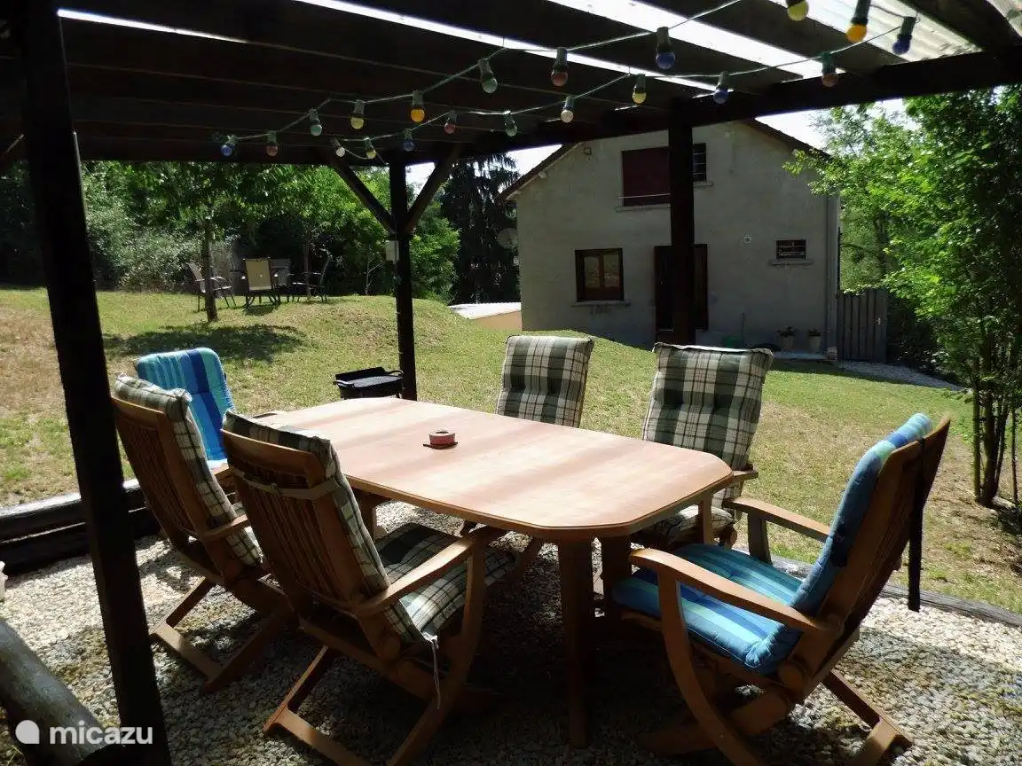 überdachter Sitzbereich mit schöner Aussicht