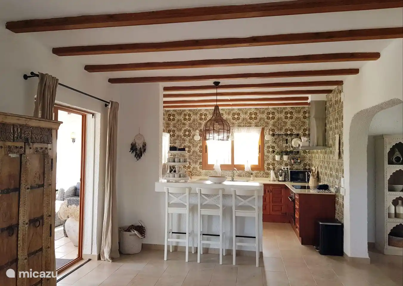 Die offene Küche mit Bar