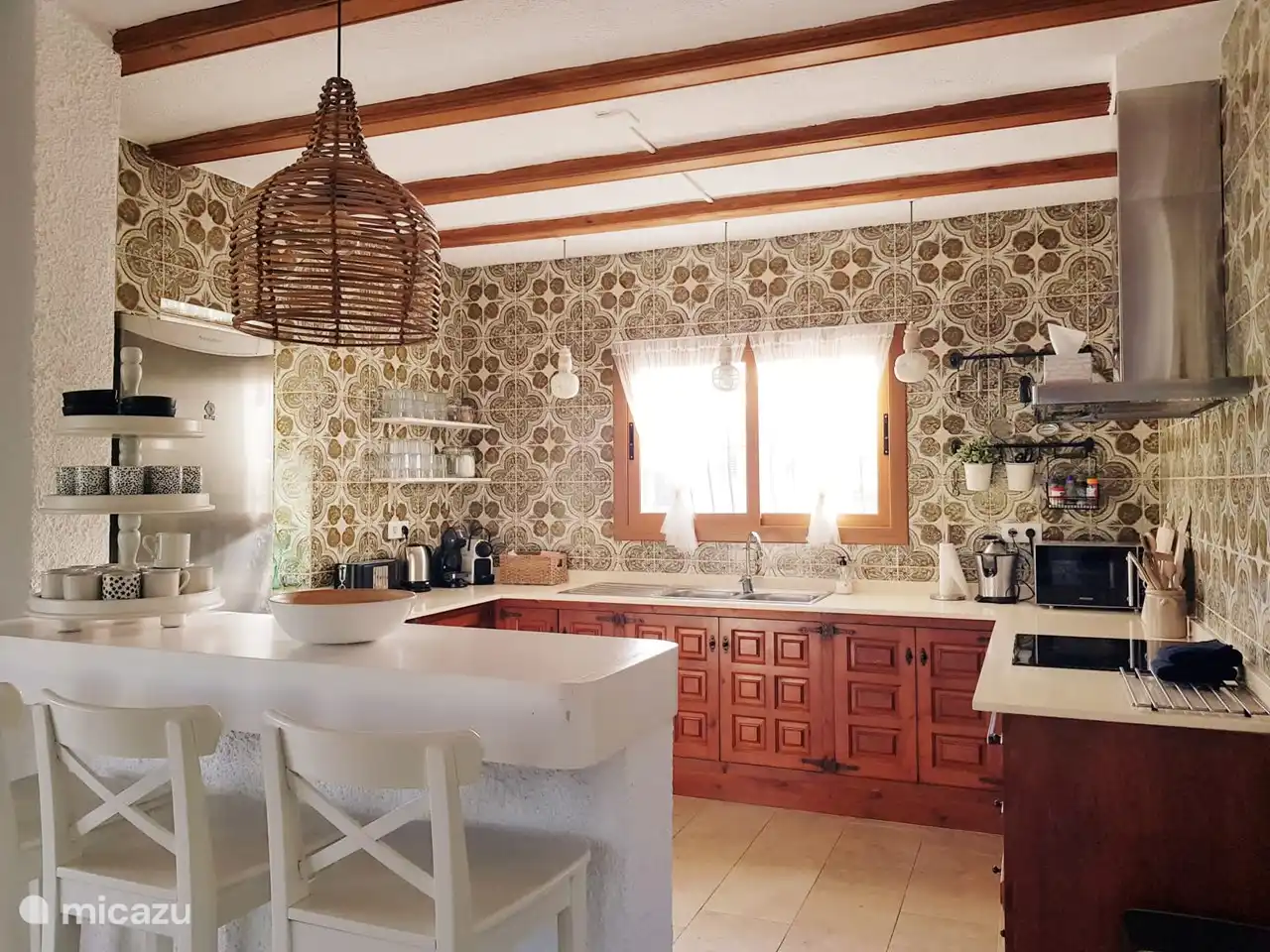 Die geräumige Küche mit allen Einbaugeräten