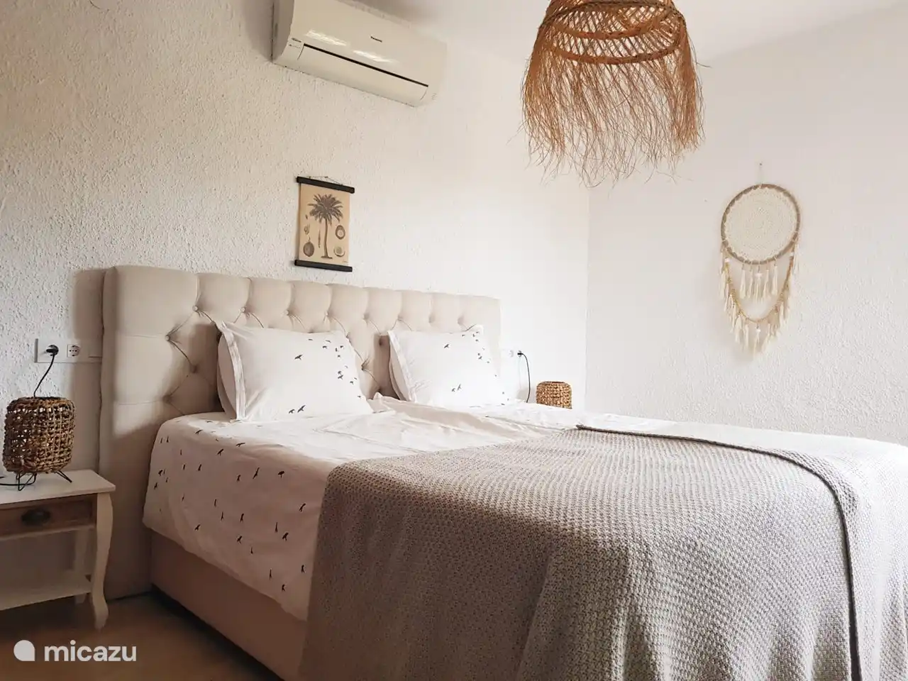 Das Hauptschlafzimmer mit einem schönen großen Bett