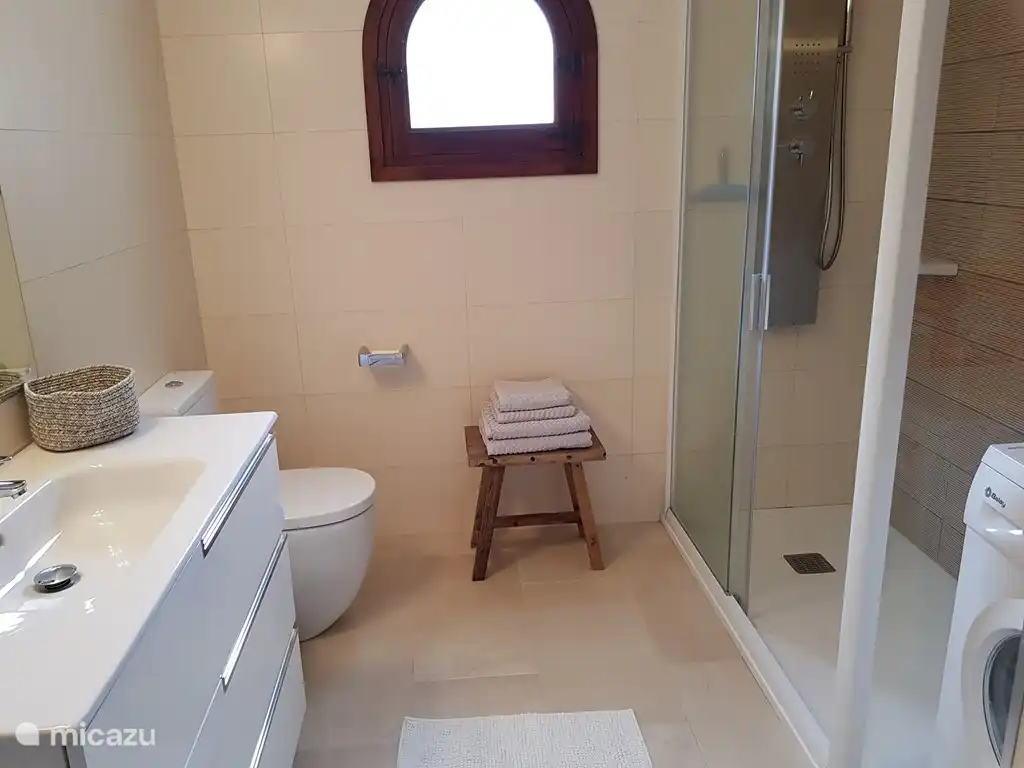 Geräumiges Badezimmer im Hauptschlafzimmer