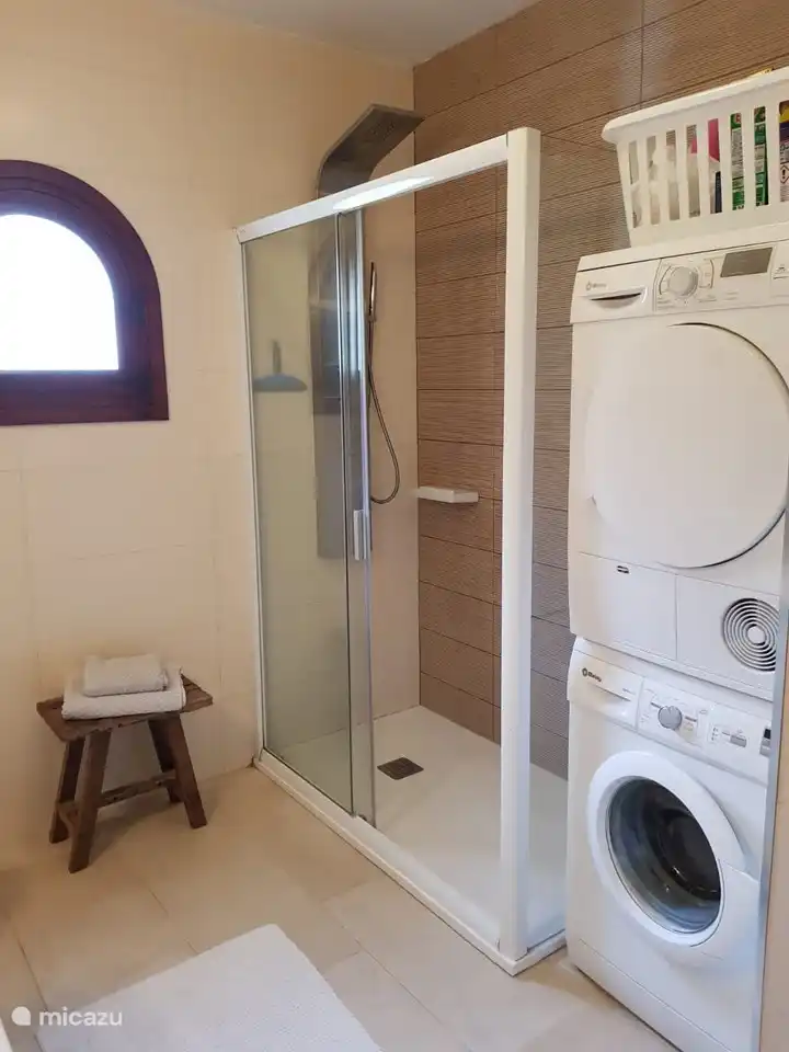 ausgestattet mit Regendusche, Waschmaschine und Trockner