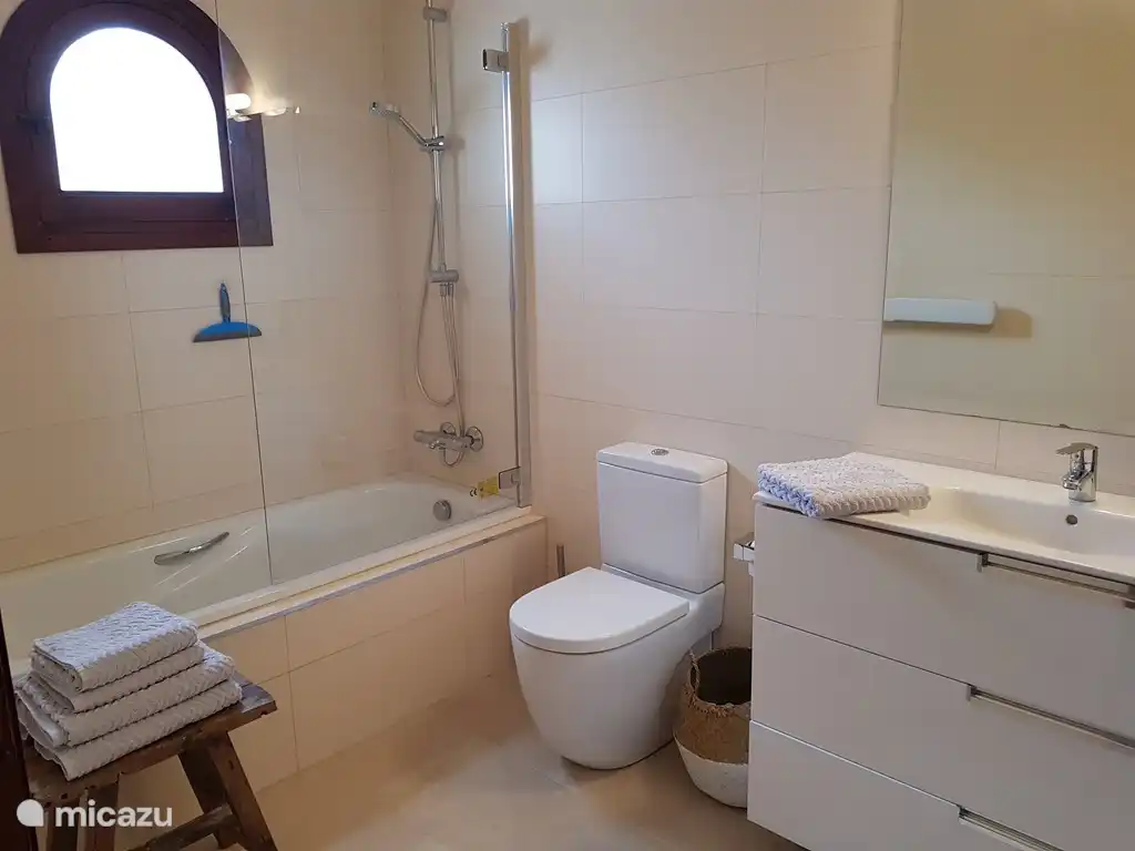 Ausgestattet mit Badewanne und Dusche