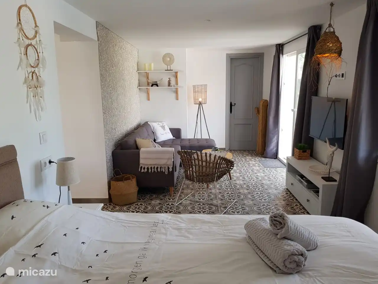 Gästehaus im Erdgeschoss mit Sitzecke und Schiebetüren