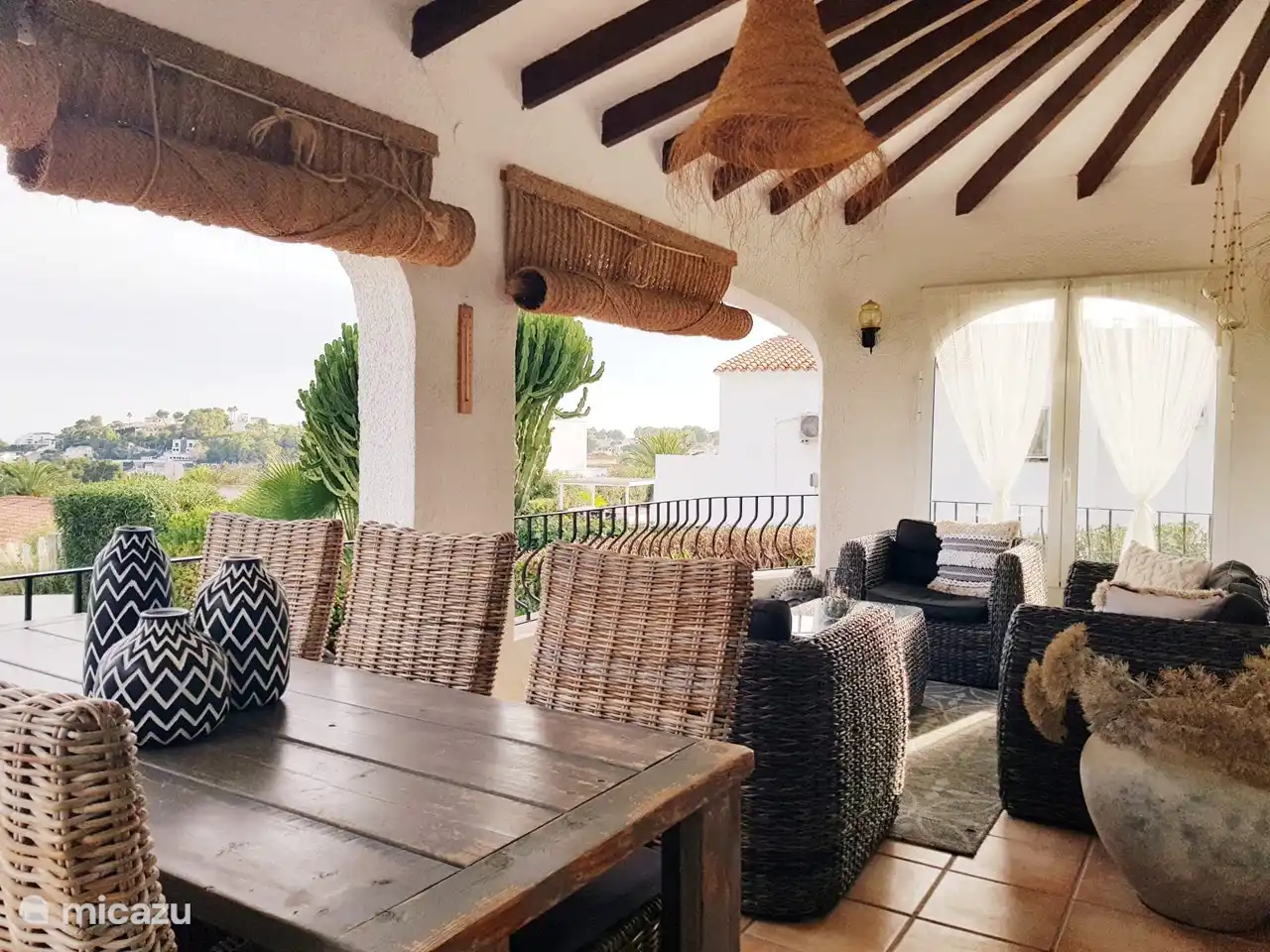 Genießen Sie den Morgen in der Naya bei einer Tasse Kaffee, während die Sonne aufgeht.