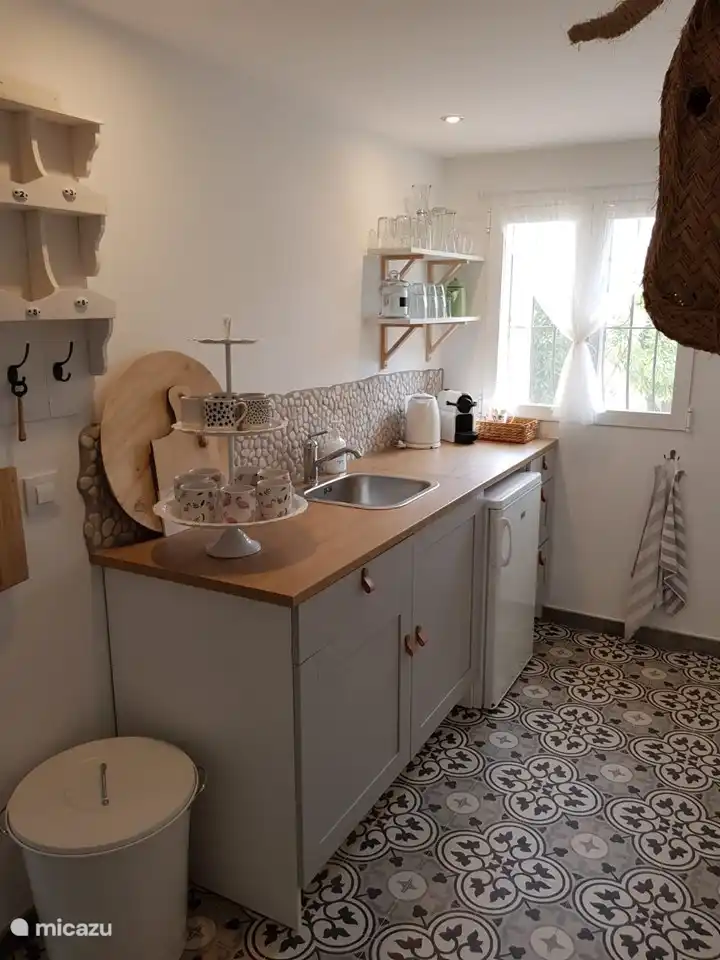 Einfache Gästeküche mit Kühlschrank, Nespresso-Maschine und Wasserkocher