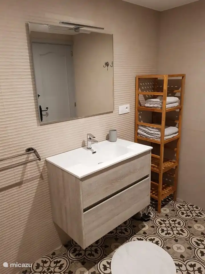 und mit großem Waschbecken.