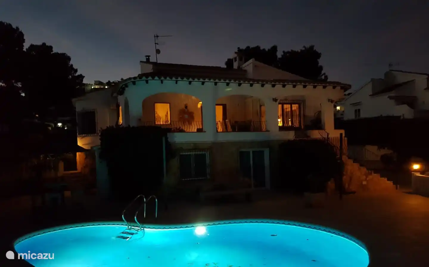 Das beleuchtete Schwimmbad am Abend