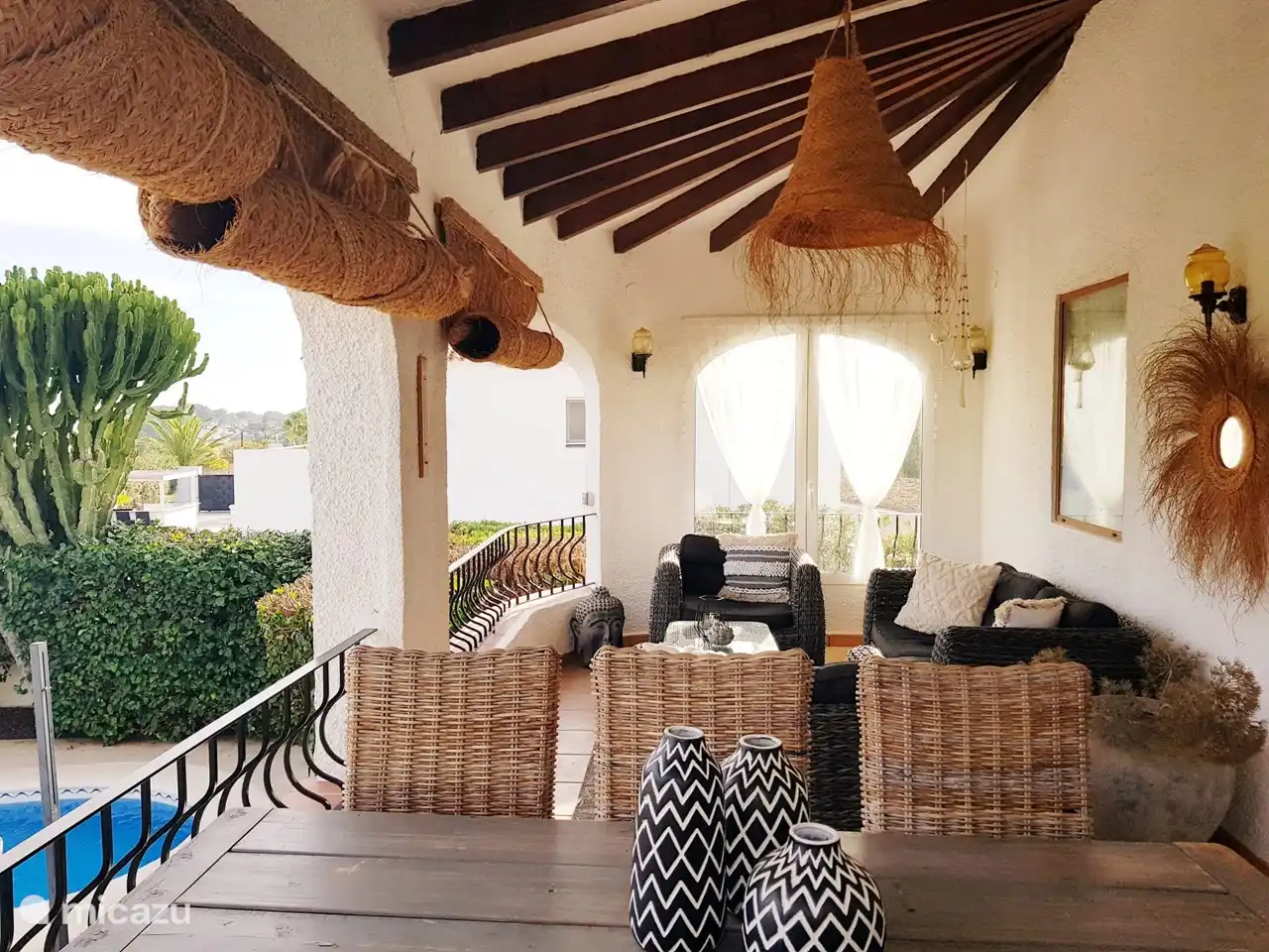 Schöner Ort zum Sitzen mit Blick auf das Meer