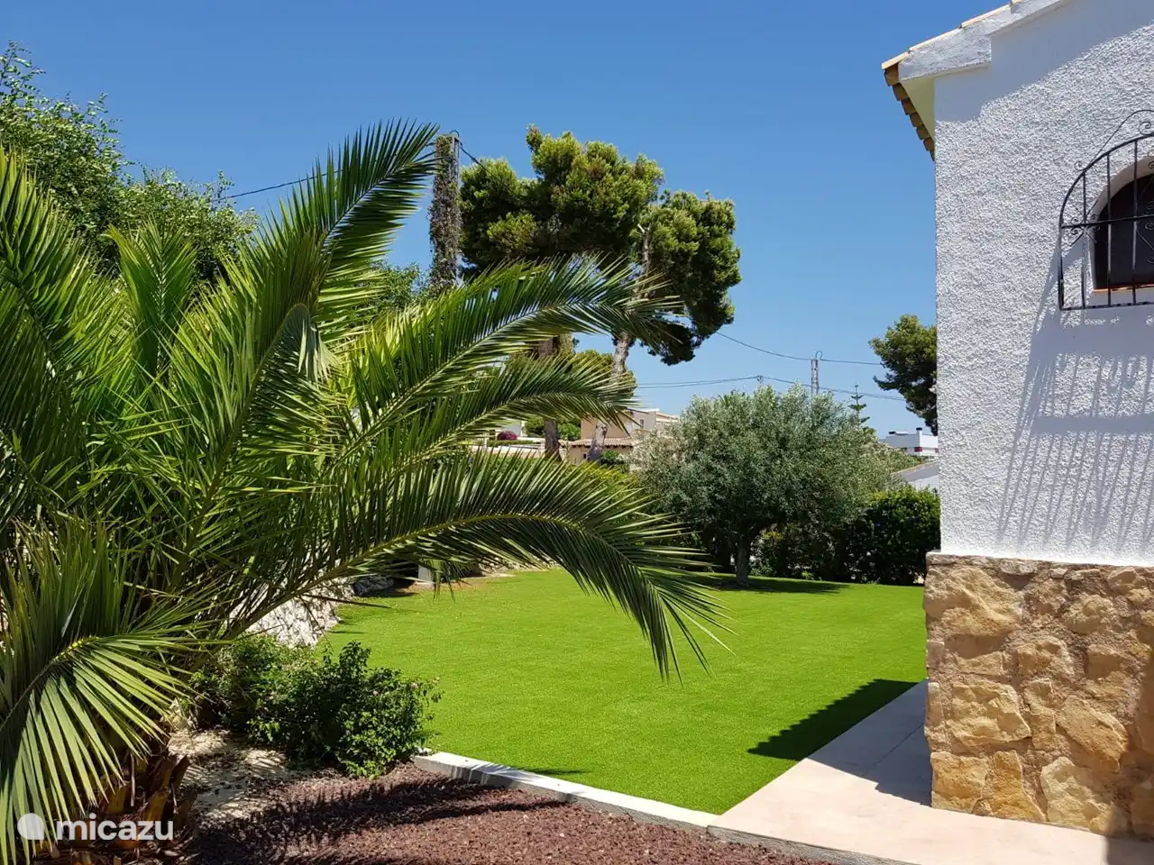 Im Schuppen gibt es kleine Tore und ein Badmintonnetz.