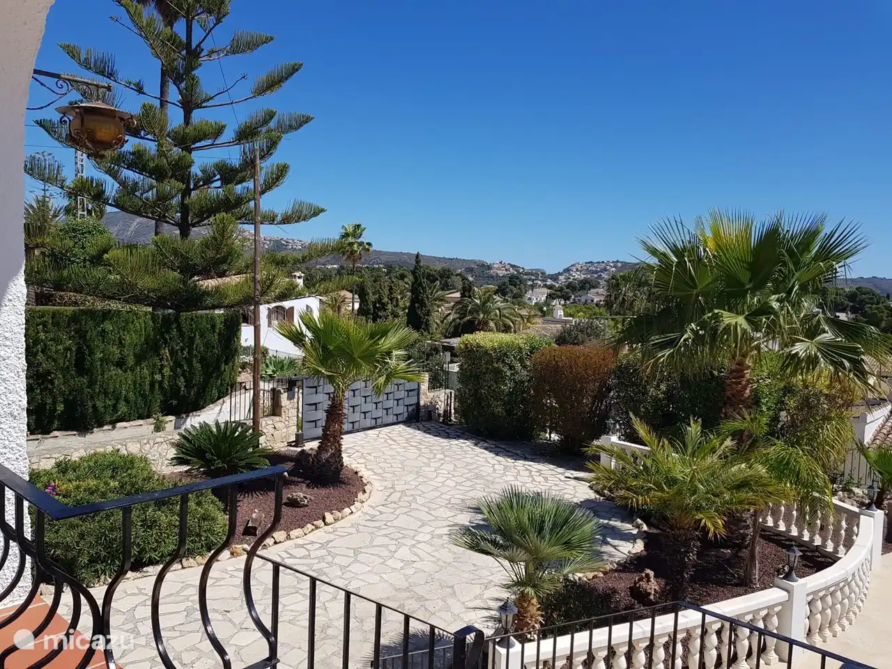 Private Einfahrt mit elektrischem Tor