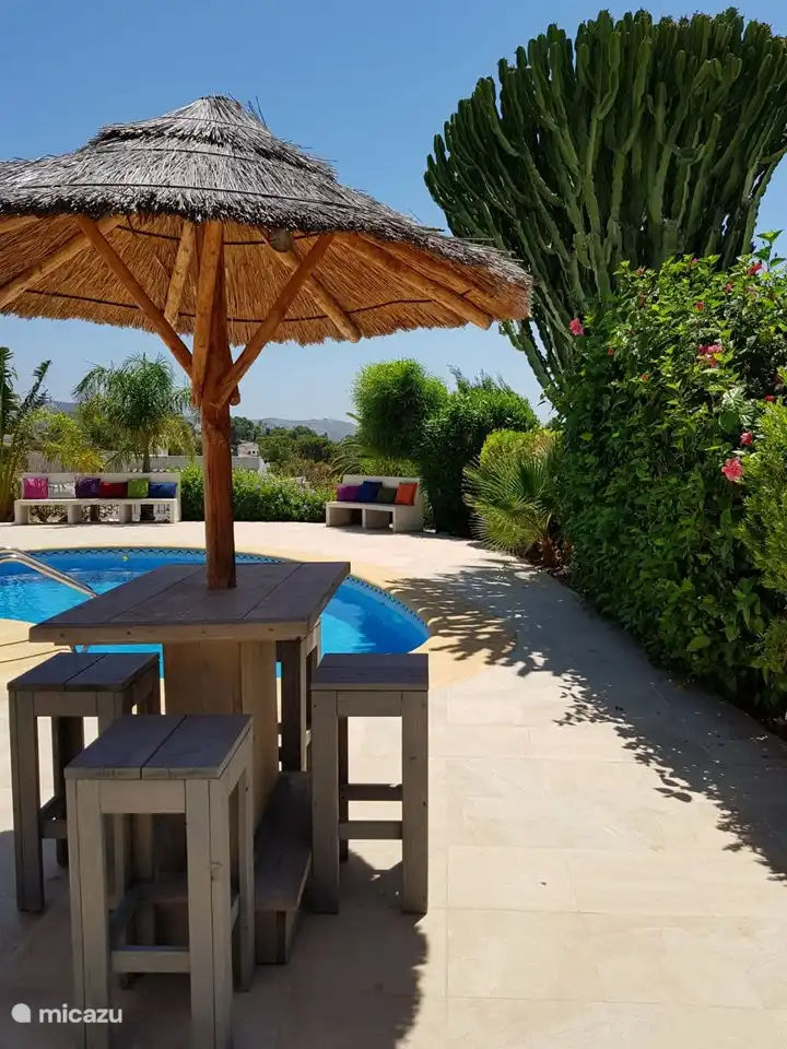 Schöner Ort, um am Pool etwas zu trinken