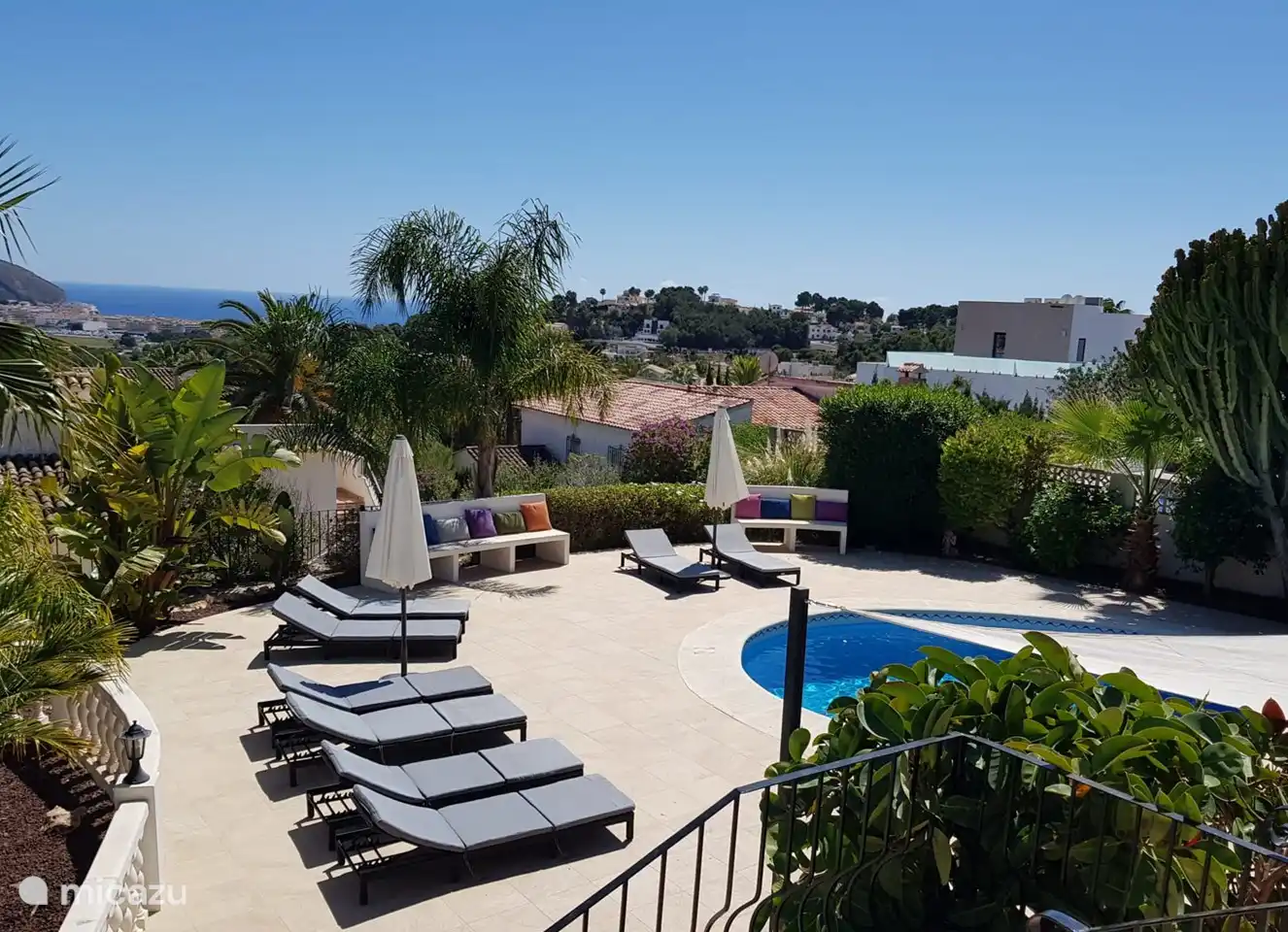 Genügend Platz zum Sonnenbaden am Pool