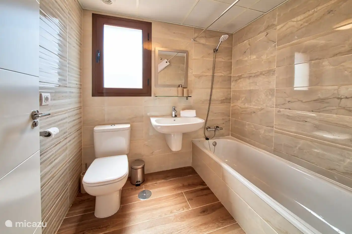 Badezimmer mit Badewanne