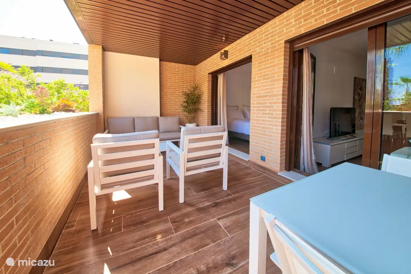 Überdachte Terrasse mit Lounge und Essbereich