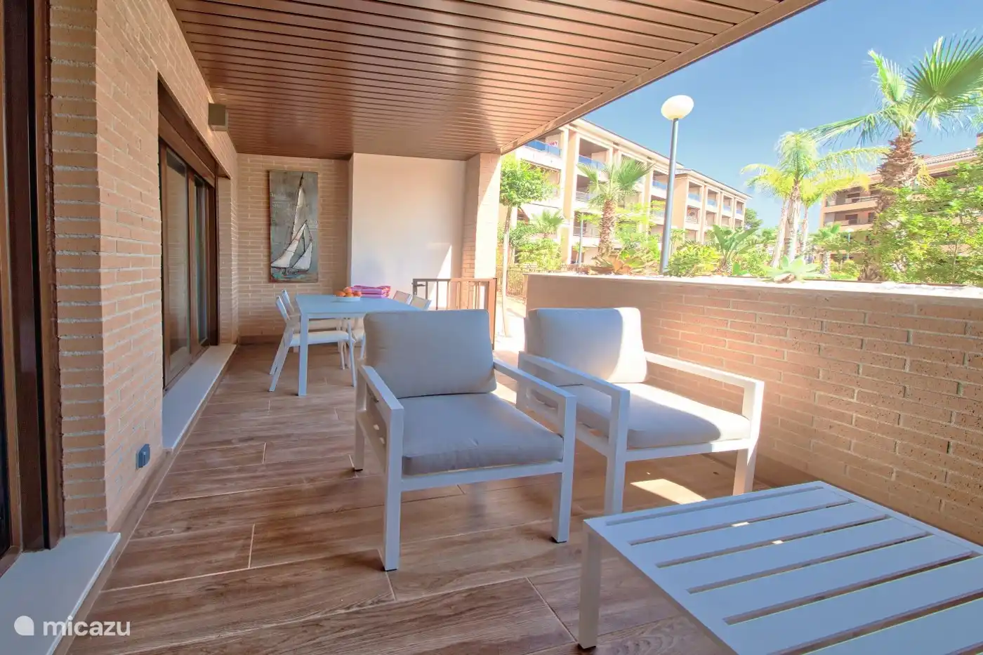 Blick auf den Pool von der Terrasse