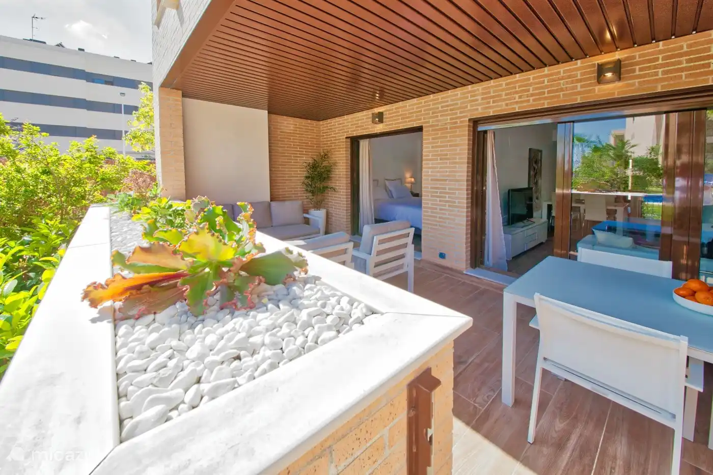 Geräumige überdachte Terrasse