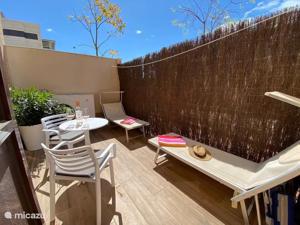 Sonnige Terrasse mit luxuriösen Sonnenliegen und Sitzgelegenheiten