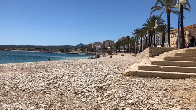Playa de la Grava liegt neben dem Hafen von Javea.