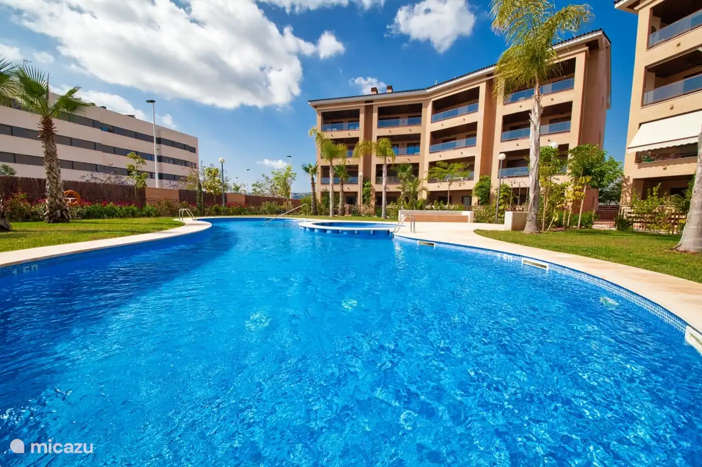 Der Gemeinschaftsgarten mit Swimmingpool