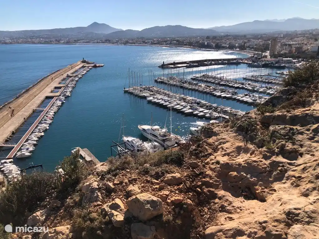 Neben dem Fischereihafen gibt es auch einen Jachthafen, in dem Sie Wassersportarten wie Angeln, Tauchen oder Bootsverleih nachgehen können.