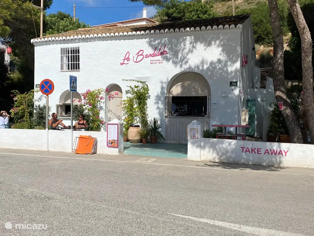 Die Granadella Beach Bar La Bandideta ist ein wunderbarer Ort zum Entspannen. Hier können Sie Paellas, Tapas, Cocktails und Smoothies genießen.