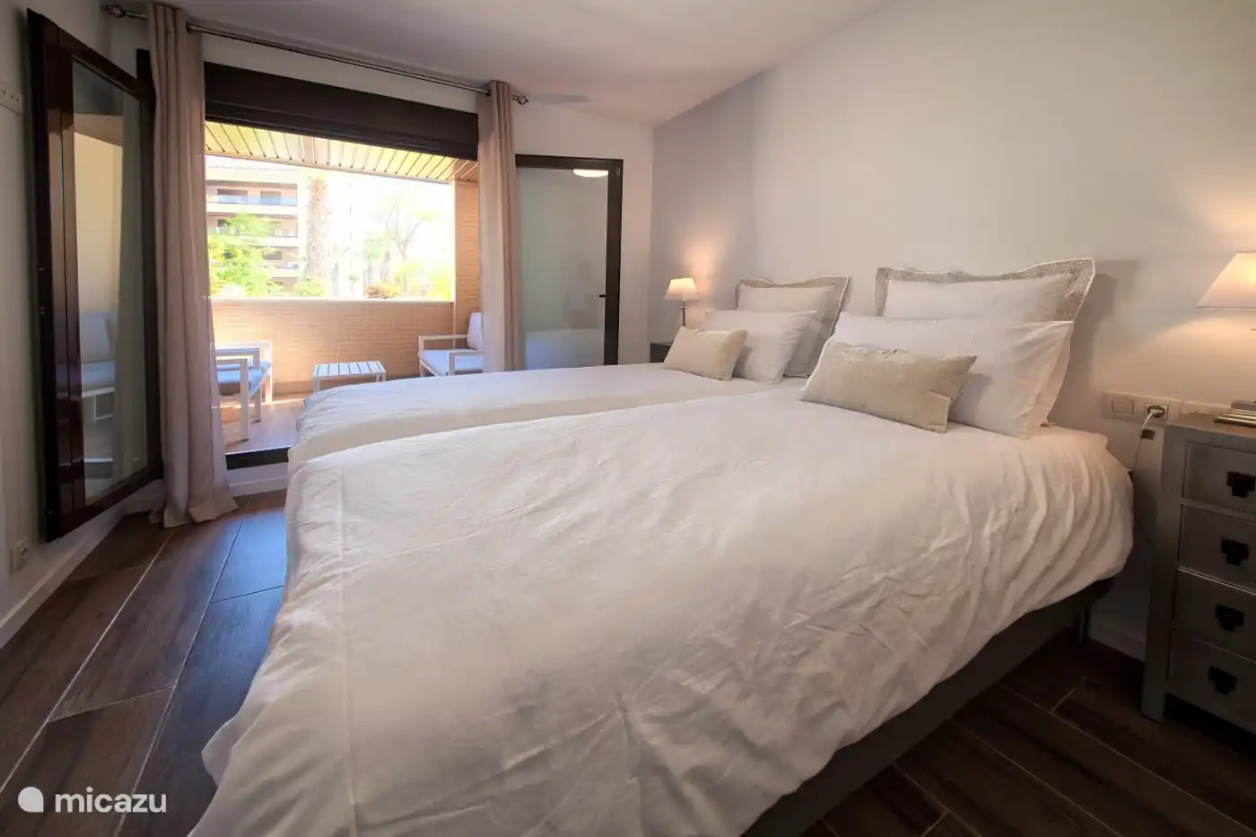 Schlafzimmer 1 mit Zugang zur überdachten Terrasse