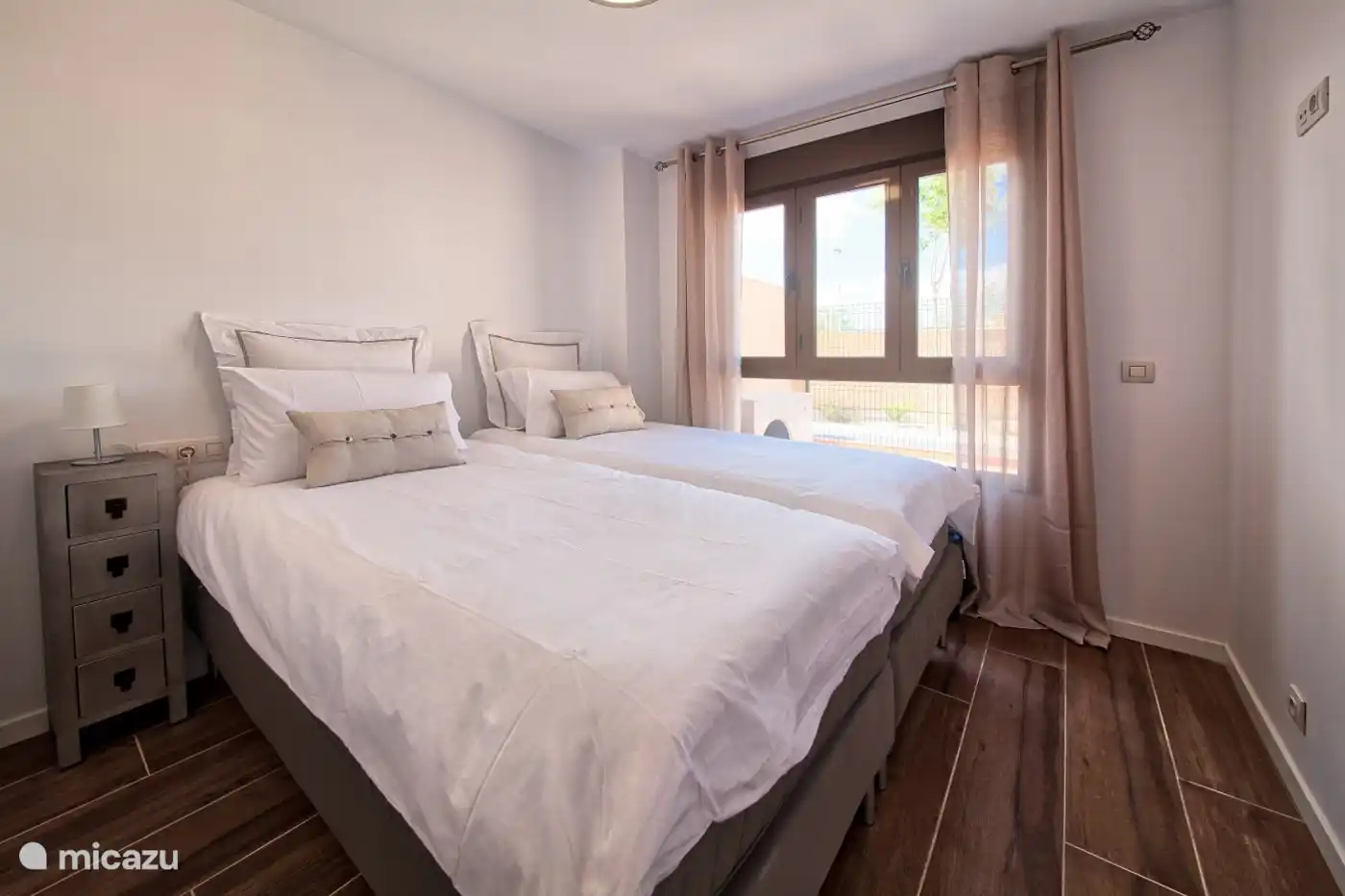 Schlafzimmer 2 mit Blick auf den Patio